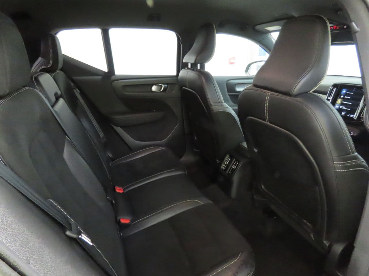 Volvo XC40 1.5h T5 Twin Engine Recharge 10.7kWh R-Design Pro — image 11