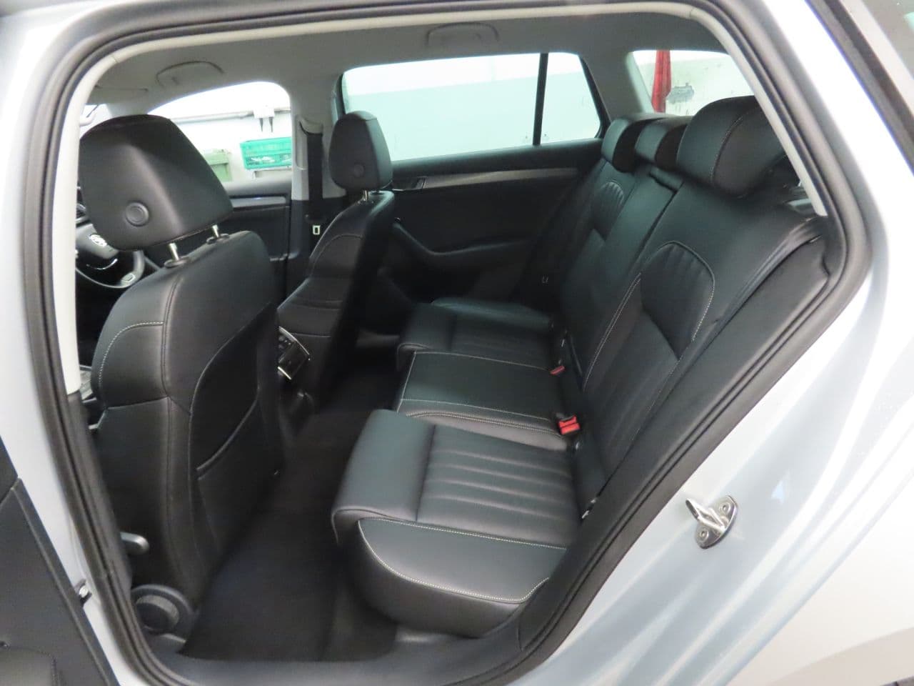 Skoda Superb 2.0 TDI SE L — image 10