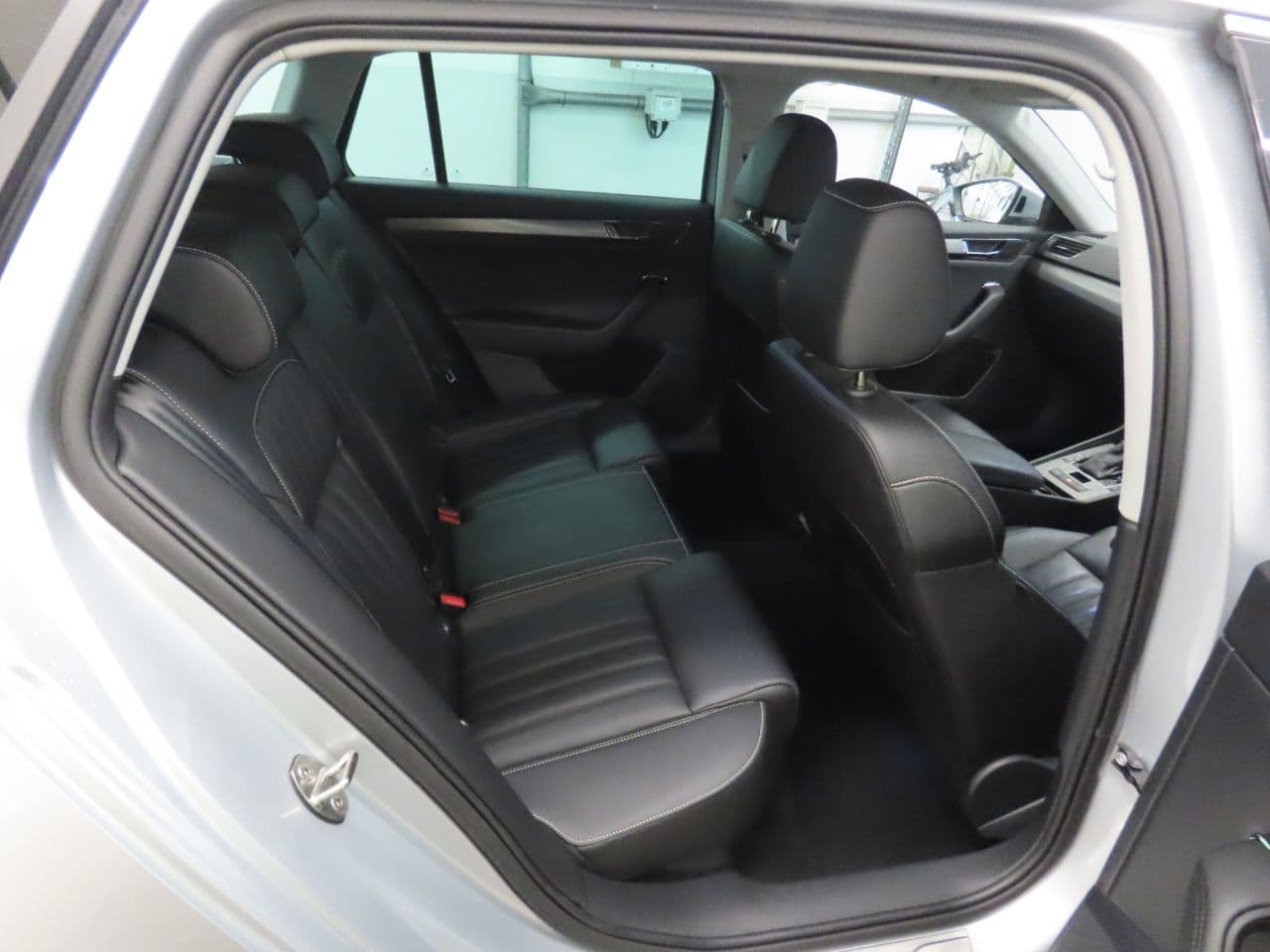 Skoda Superb 2.0 TDI SE L — image 11