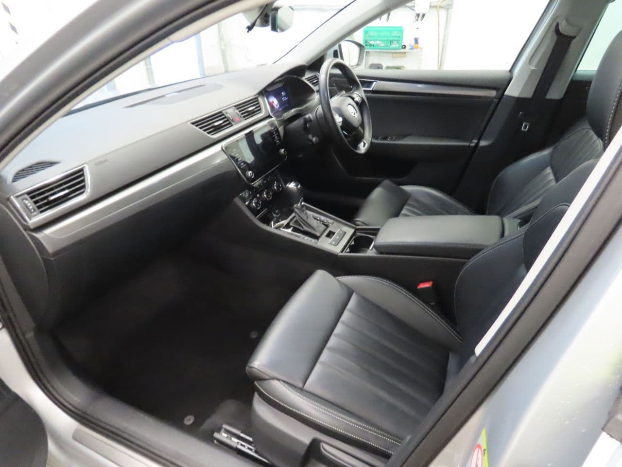 Skoda Superb 2.0 TDI SE L — image 8
