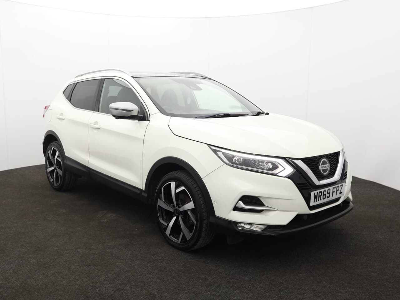 Nissan Qashqai 1.3 DIG-T Tekna+ view 1