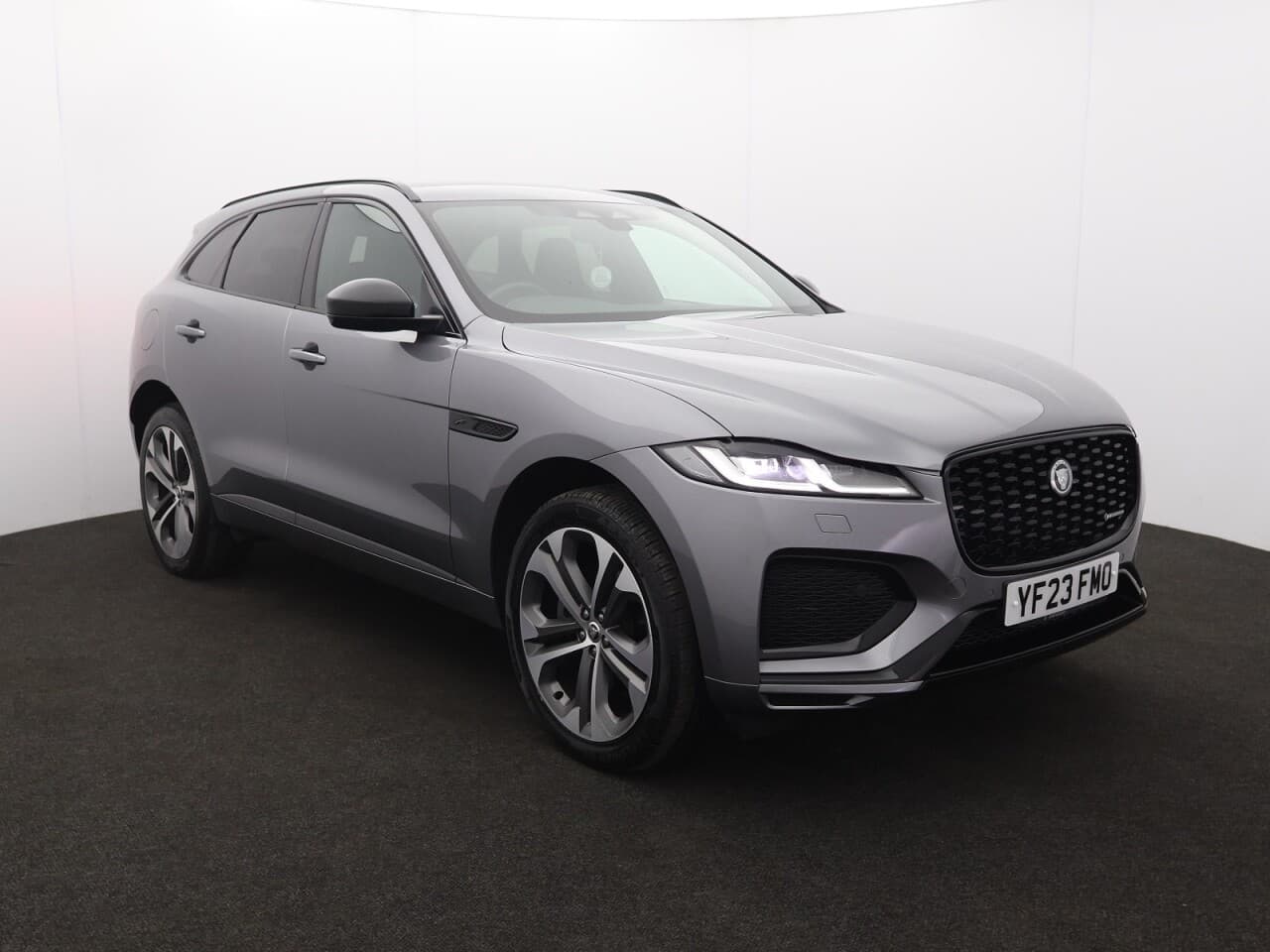 Jaguar F-Pace 2.0 D200 MHEV R-Dynamic HSE Black view 1
