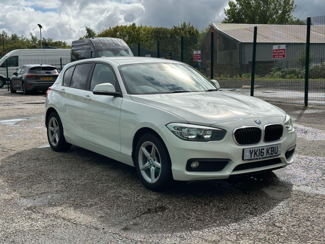BMW 1 Series 1.5 118i SE view 1