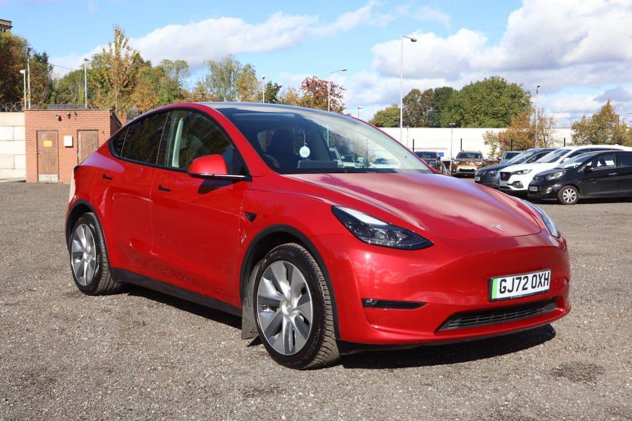 Tesla Model Y (Dual Motor) Long Range view 1
