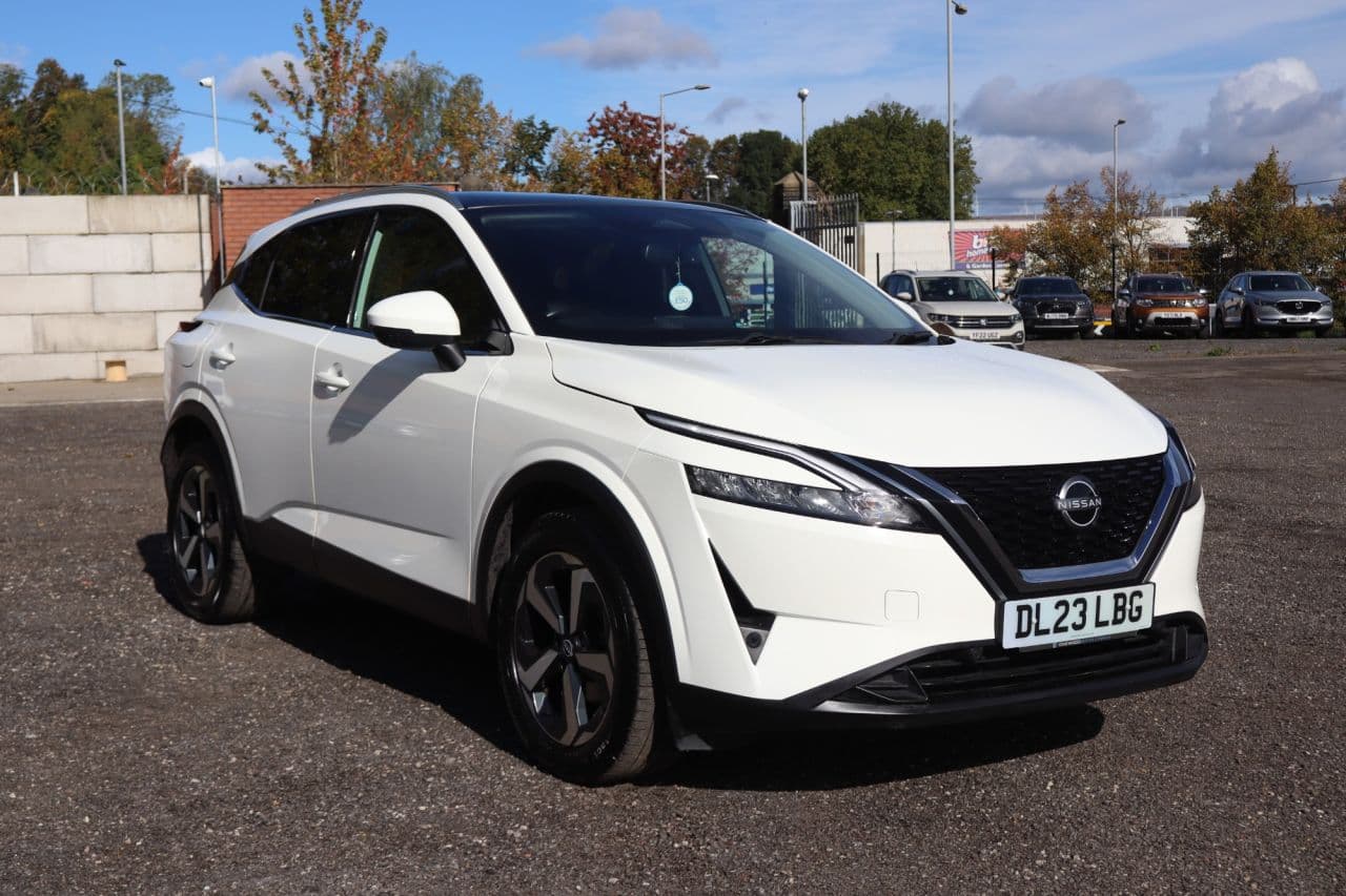 Nissan Qashqai 1.3 DIG-T MHEV N-Connecta Glass Roof view 1