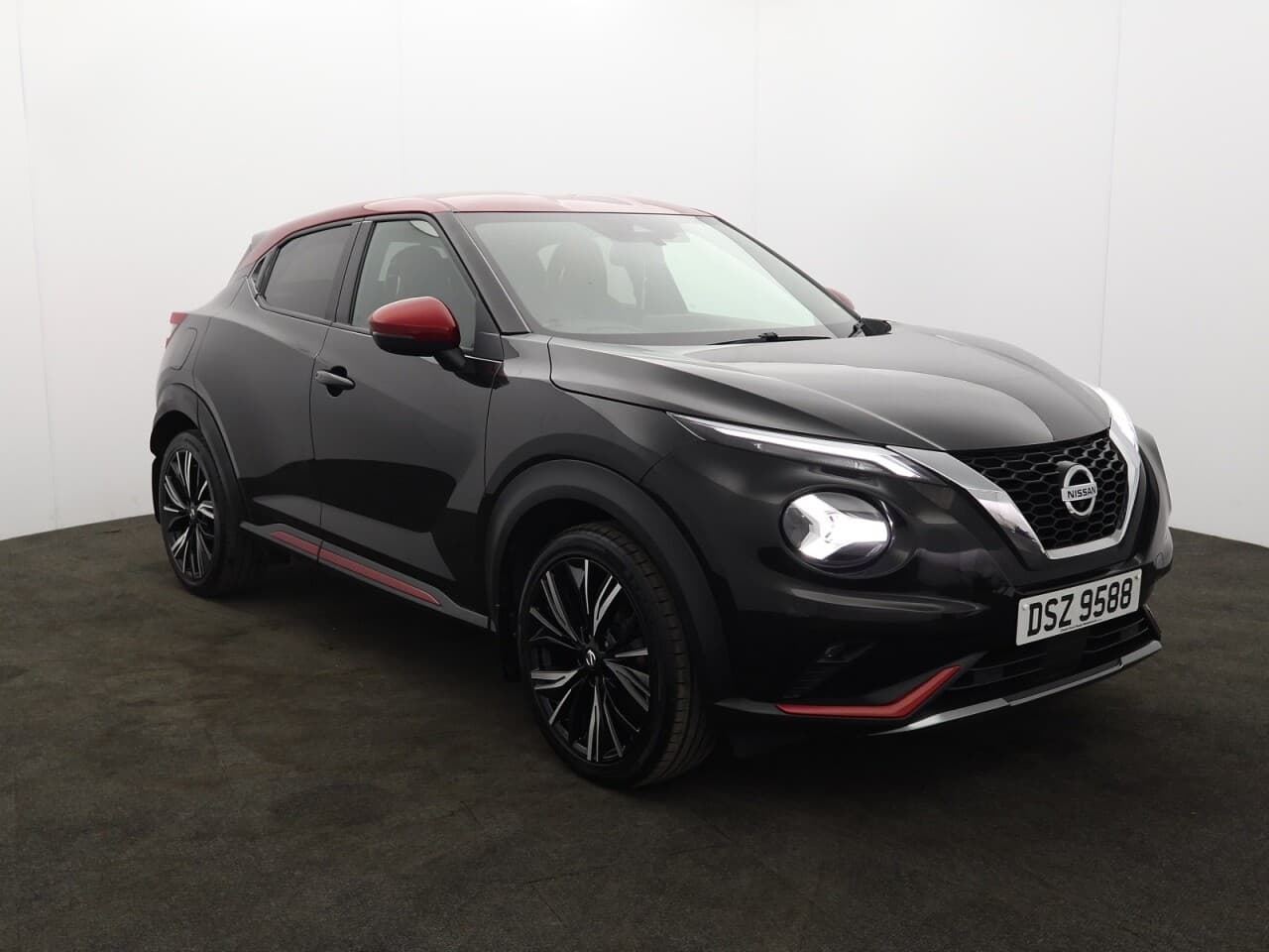 Nissan Juke 1.0 DIG-T Tekna+ view 1