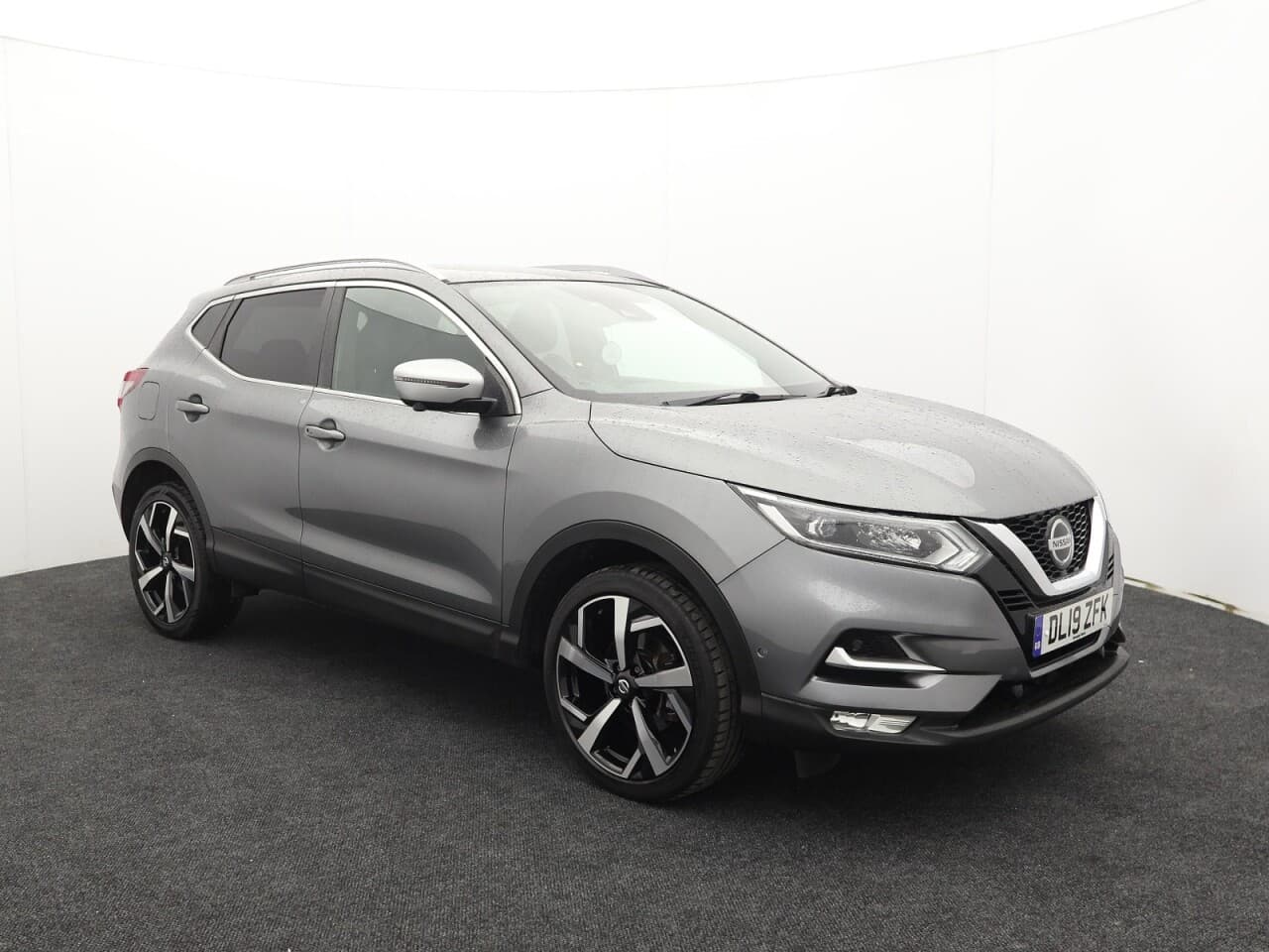 Nissan Qashqai 1.3 DIG-T Tekna+ view 1