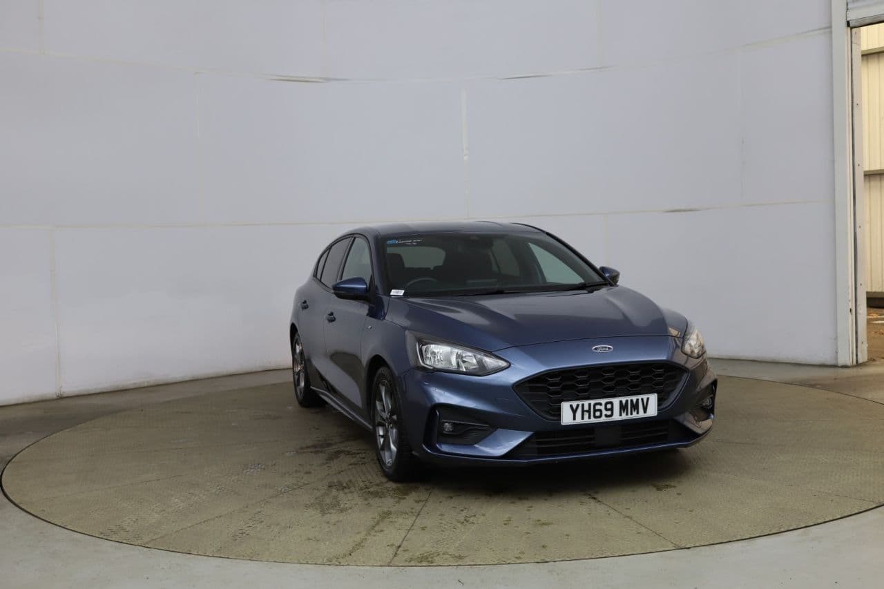 Ford Focus 1.0T EcoBoost ST-Line view 1